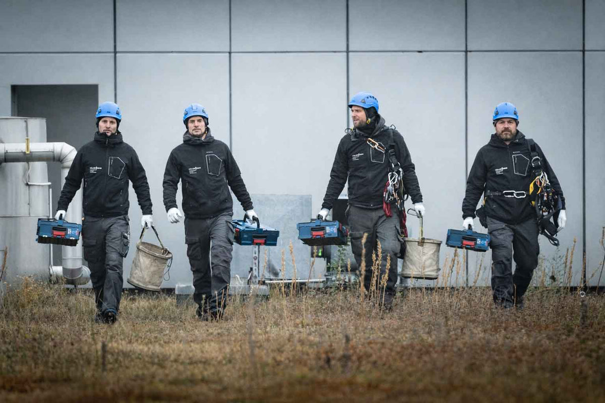 Vier Mitglieder des Teams von Müller&Sohn mit Seiltechnik-Ausrüstung